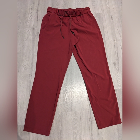 Lululemon on the fly pant size 6 burgundy - Picture 4 of 4